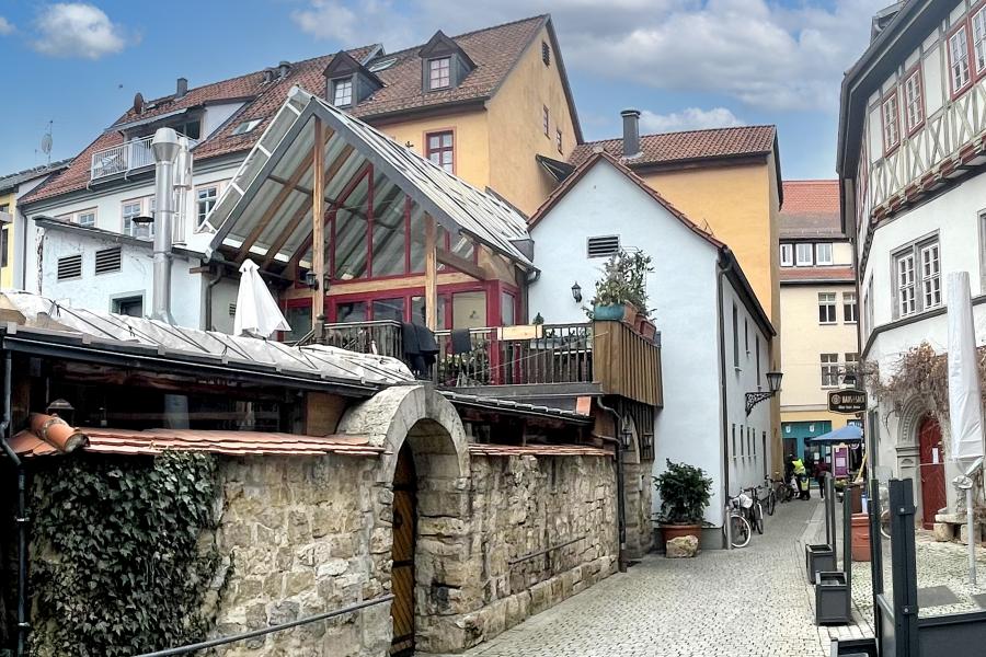 Eine mittelalterliche Straße mit zwei Toren in einer Mauer