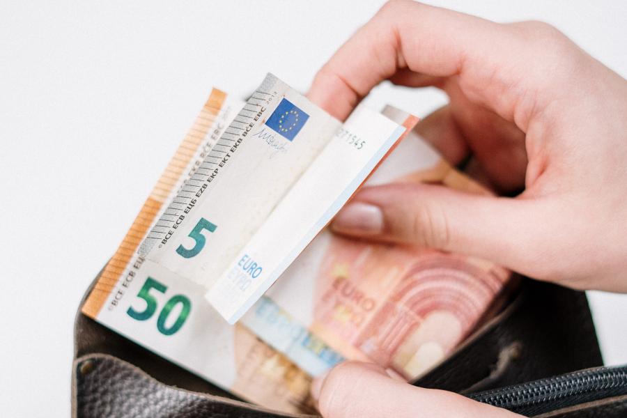 Eine geöffnete Geldbörse mit Euro-Scheinen