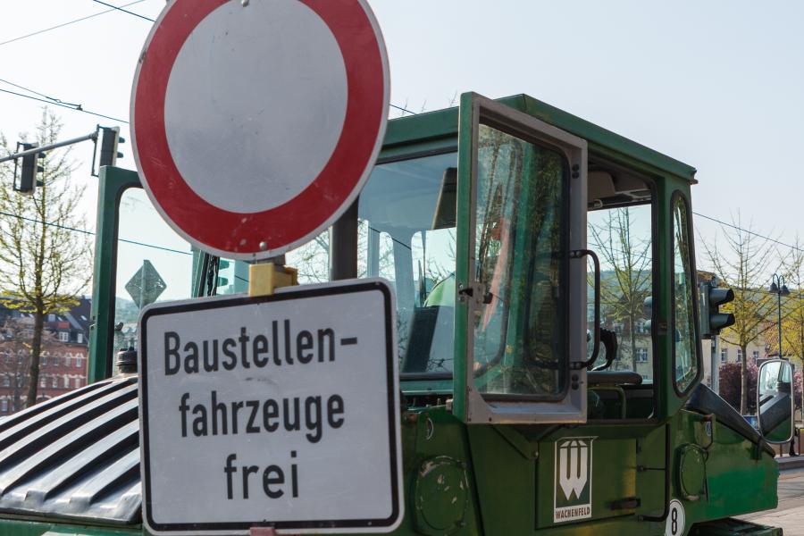 Ein Baustellenschild mit der Aufschrift Baustellenfahrzeuge frei