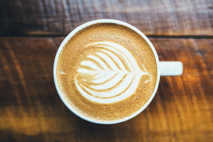 Eine Tasse mit Milchschaum von oben