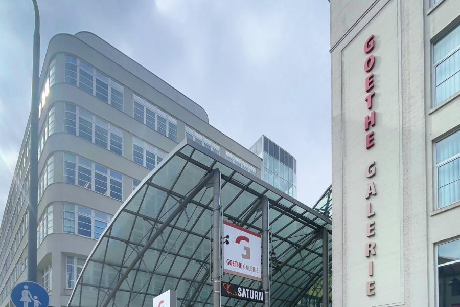 Zwei historische Gebäude sind mit einer Glaskonstruktion verbunden