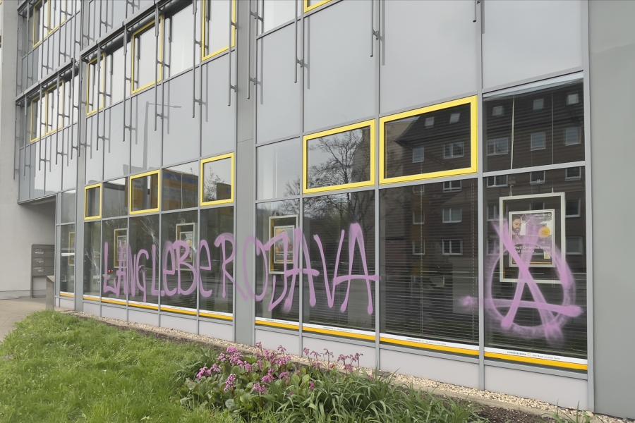 Zerstörte Fassade einer Bankfiliale