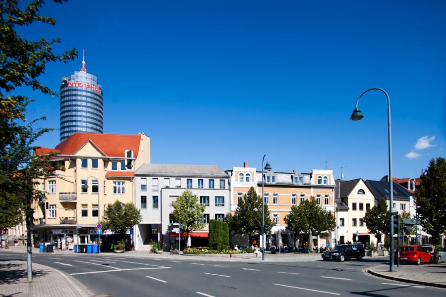 Bild zeigt Teil der Innenstadt von Jena und blauem Himmel