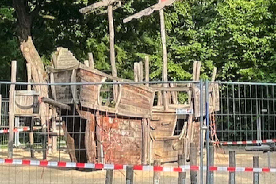 Ein Schiff aus Holz auf einem Spielplatz