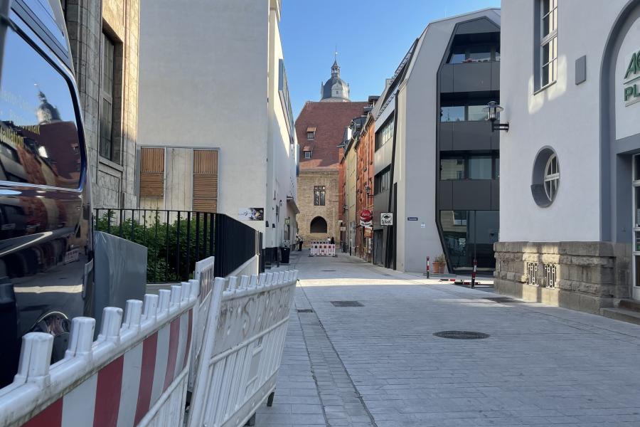 Eine leere Gasse mit Bauabsperrungen