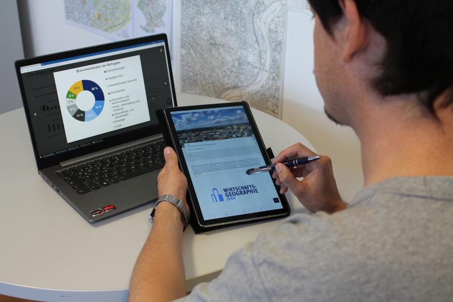 Eine Person füllt einen Fragebogen auf einem Computer aus