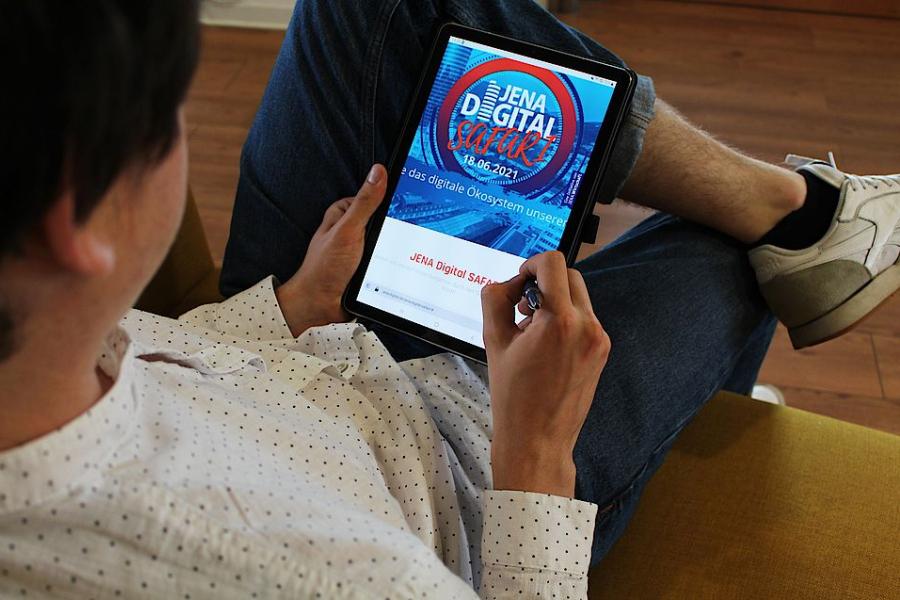 Eine Person schaut auf einen Bildschirm mit dem Text Digitalsafari