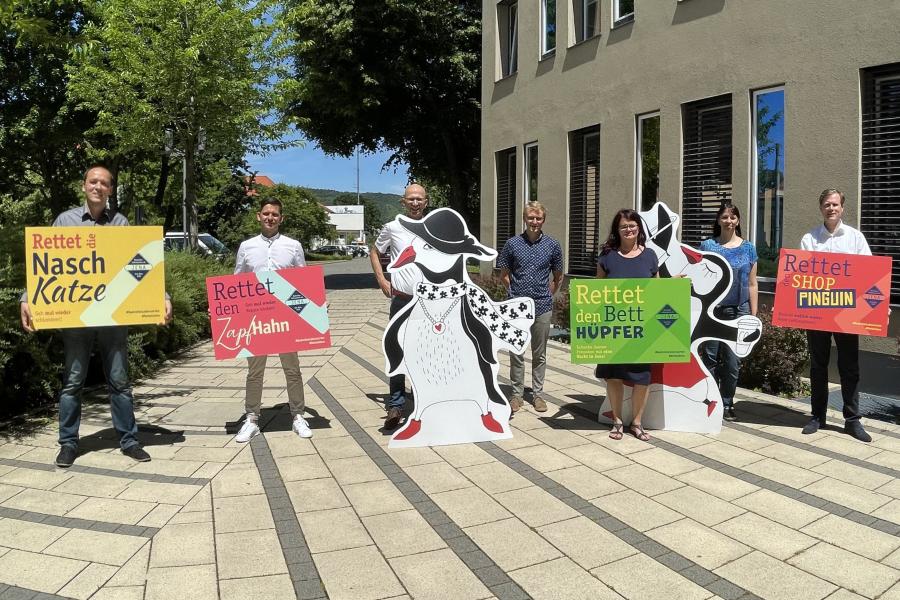 Eine Gruppe mit Menschen haben bunte Plakate in der Hand