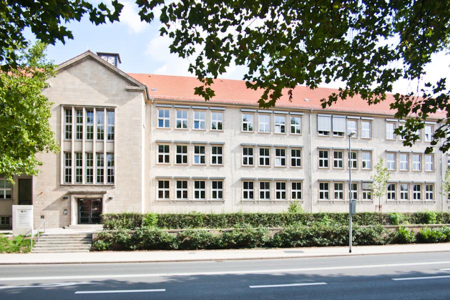 Verwaltungsgebäude Am Anger 26 mit Straße, Bäumen und Grünfläche