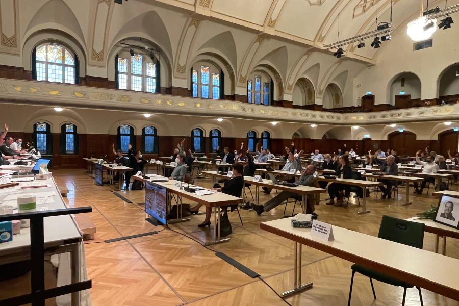 Menschen bei einer Beratung in einem großen Saal