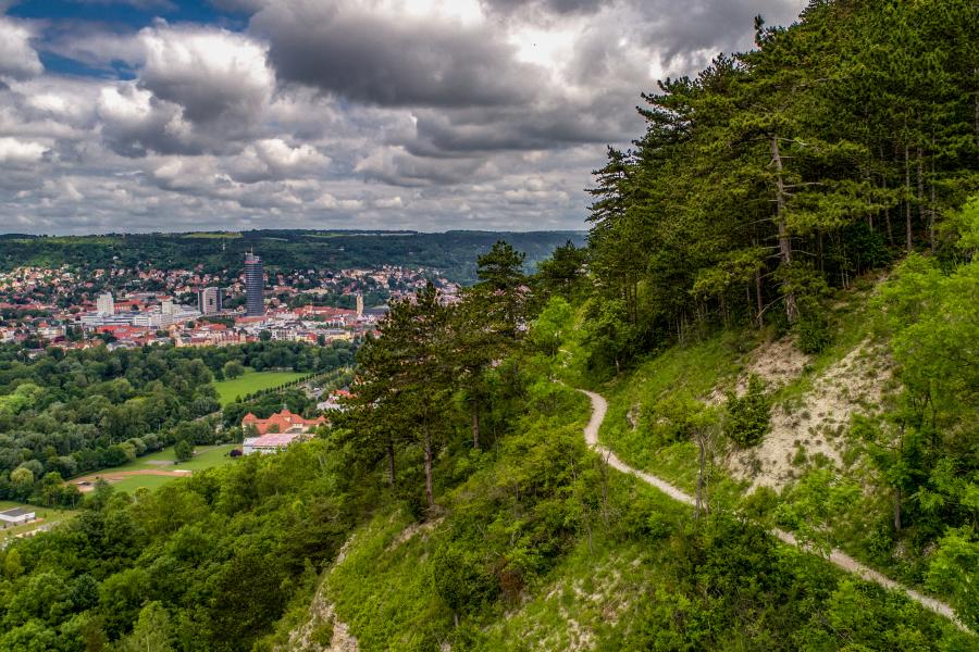 Eine Landschaft mit Berg im Hintergrund eine Stadt