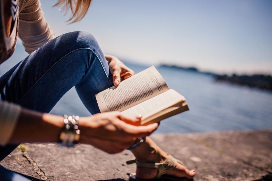 Eine Frau hält ein Buch in ihren Händen