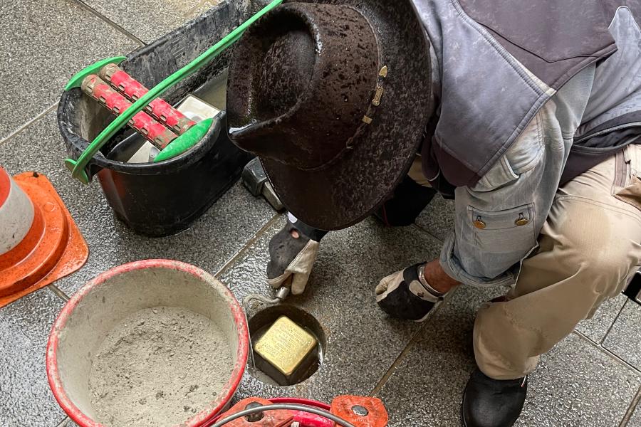 Ein Mann setzte einen Stein in die Straße