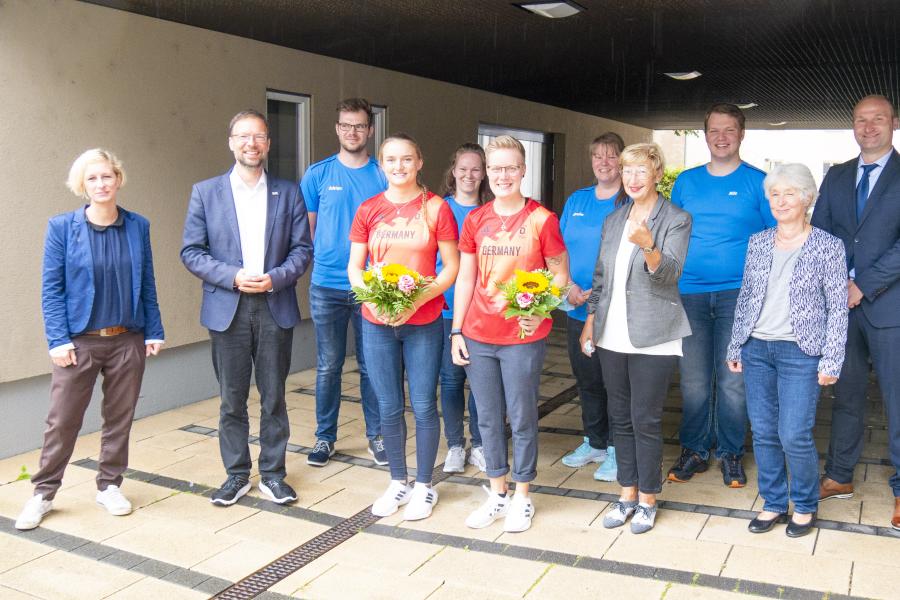 Viele Menschen lächeln in die Kamera