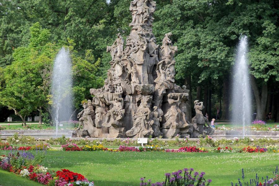 Ein Springbrunnen in einem Park