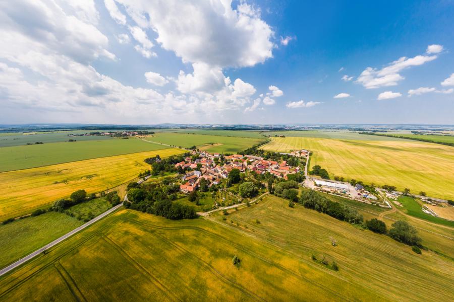 Ein Luftbild eines dörflichen Stadtteils