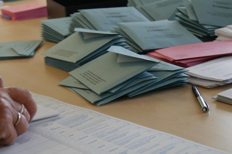 Viele Umschläge, in die Unterlagen eingetütet werden
