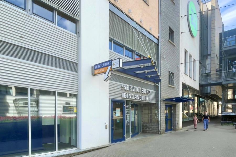 Ein Eingang zu einem Gebäude