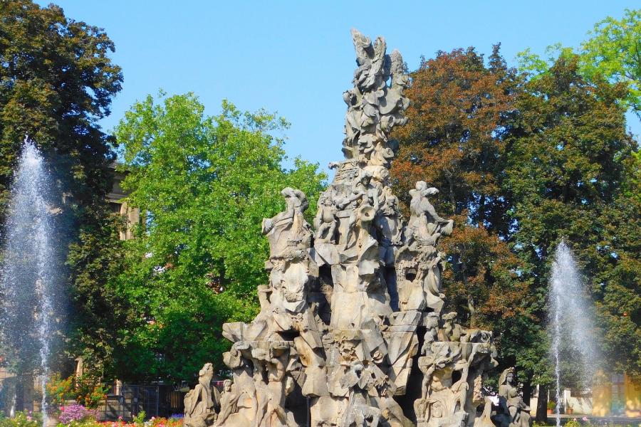 Ein Brunnen in einem Park