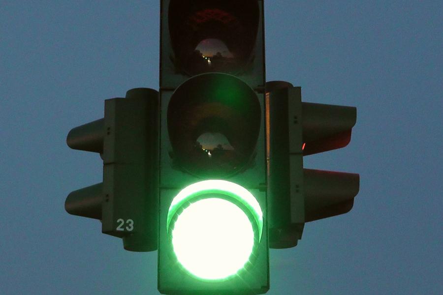 Eine Ampel zeigt grün