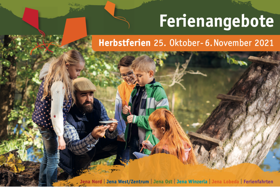 Kinder und ein Erwachsener spielen im Wald