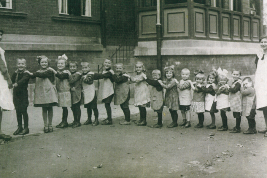 Eine Reihe mit Kindern