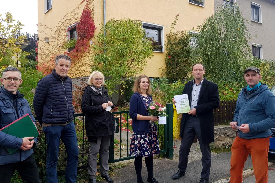 Menschen lächeln in die Kamera