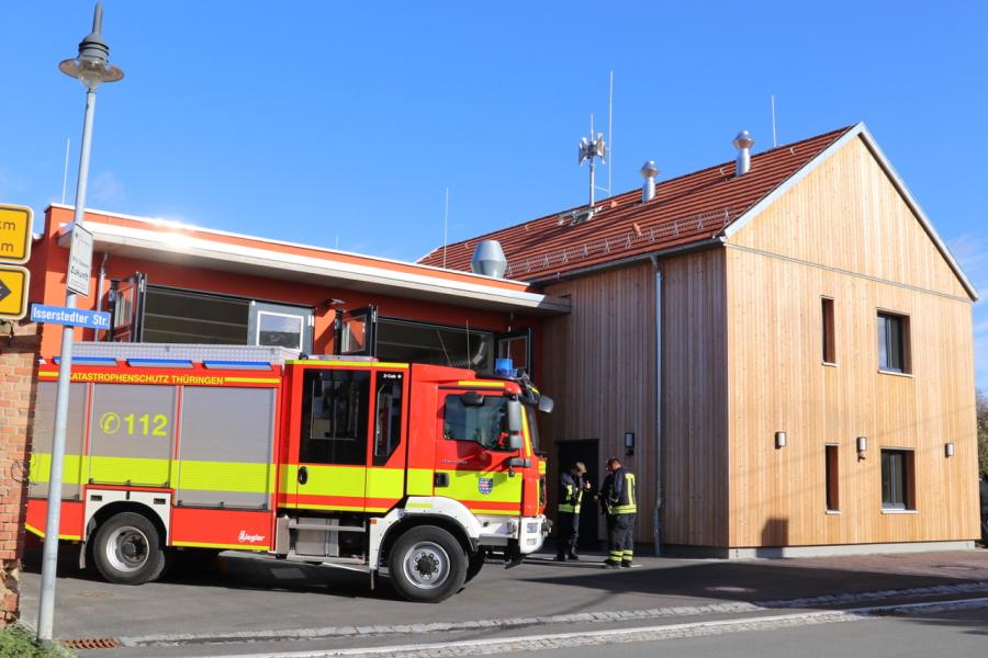 Feuerwehrauto und Haus und Garage