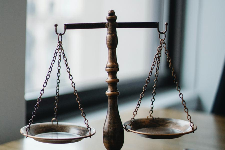 Eine Waage symbolisiert das Rechtssystem