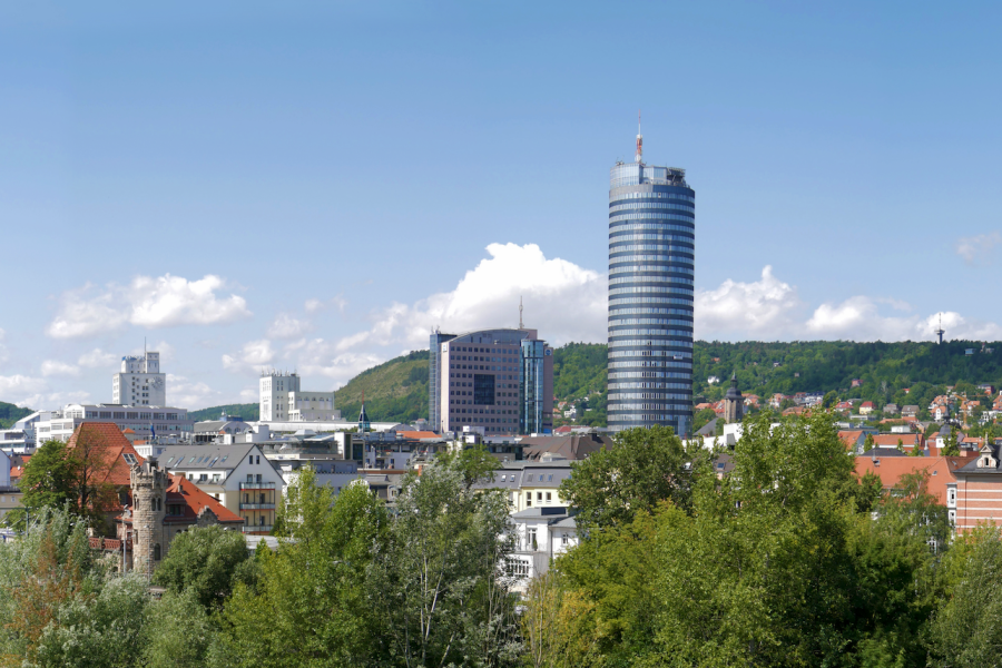 Eine Stadtkulisse mit Turm und viel Grün