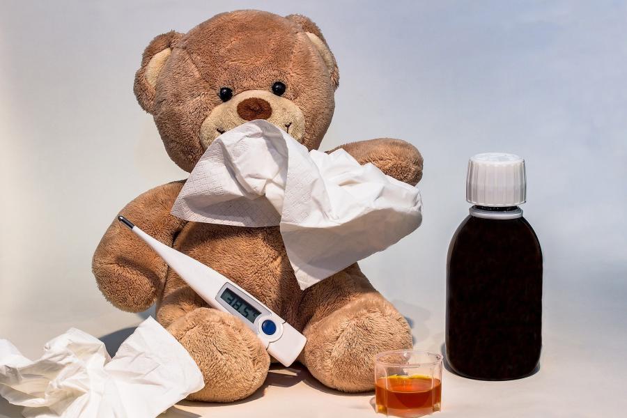 Ein Teddybär mit einem Taschentuch