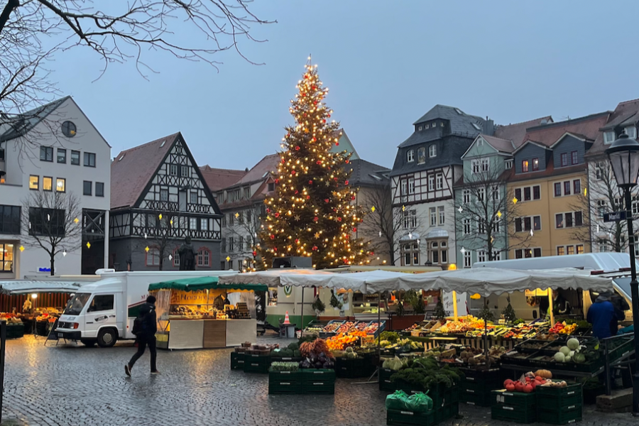 Ein Weihnachtsbaum mit Markständen