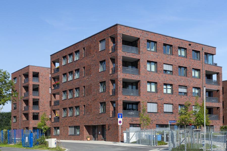 Backsteingebäude mit vielen Fenstern