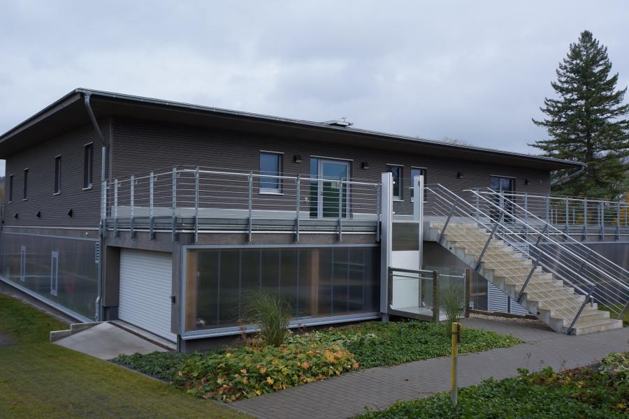 Ein gebäude mit einer großen Treppe zum Eingang