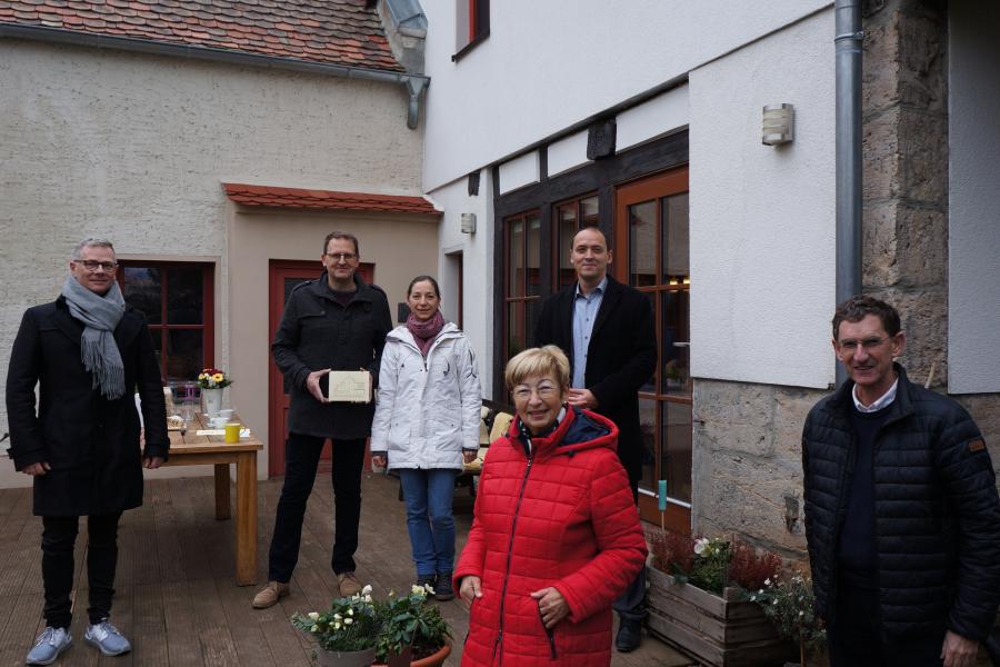 Viele Menschen vor einem Haus