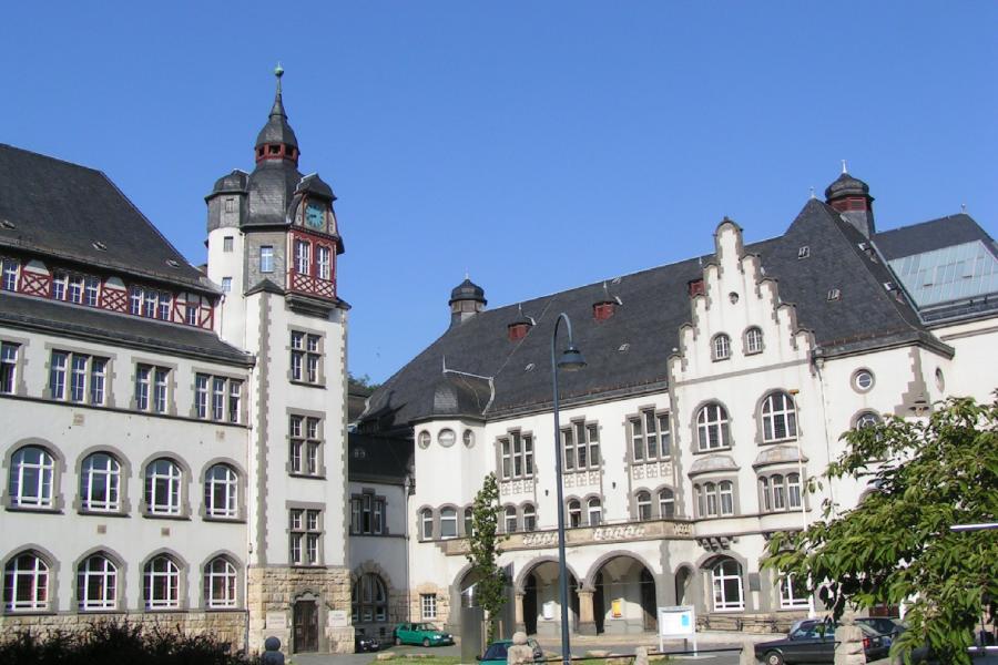 Ein historisches Haus mit zwei Gebäudeteilen
