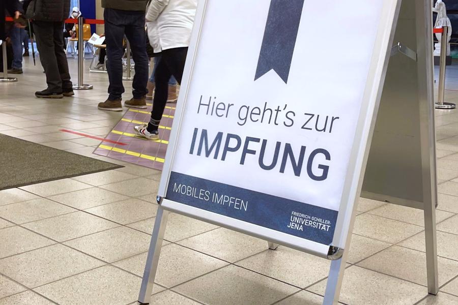 Ein Hinweisschild mit der Aufschrift Impfzentrum