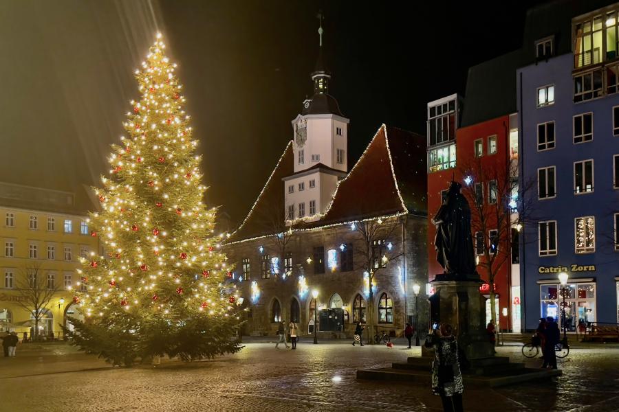 Der Jenaer Marktplatz mit Weihnachtsbaum