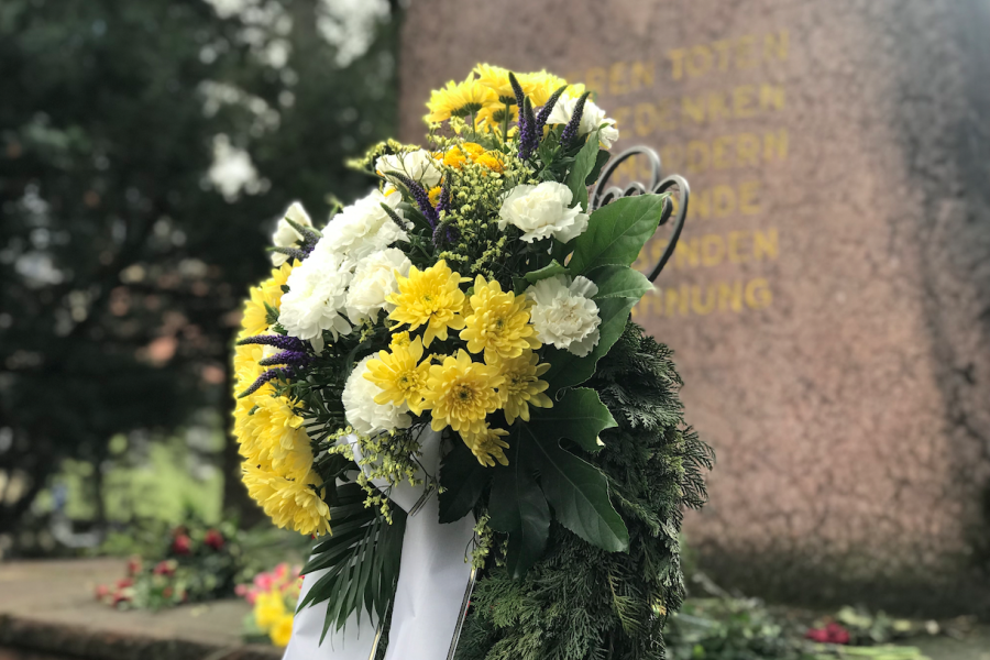 Ein Gedenkkranz vor einem Denkmal