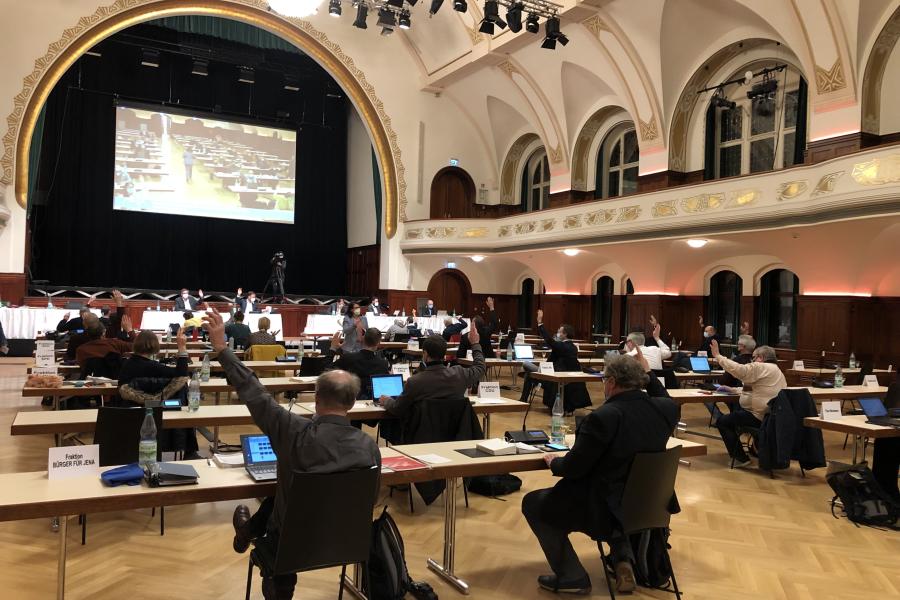Viele Menschen in einem Saal bei einer Abstimmung