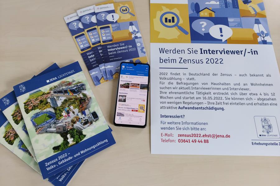 Zensus-Werbematerialien liegen auf einem Tisch