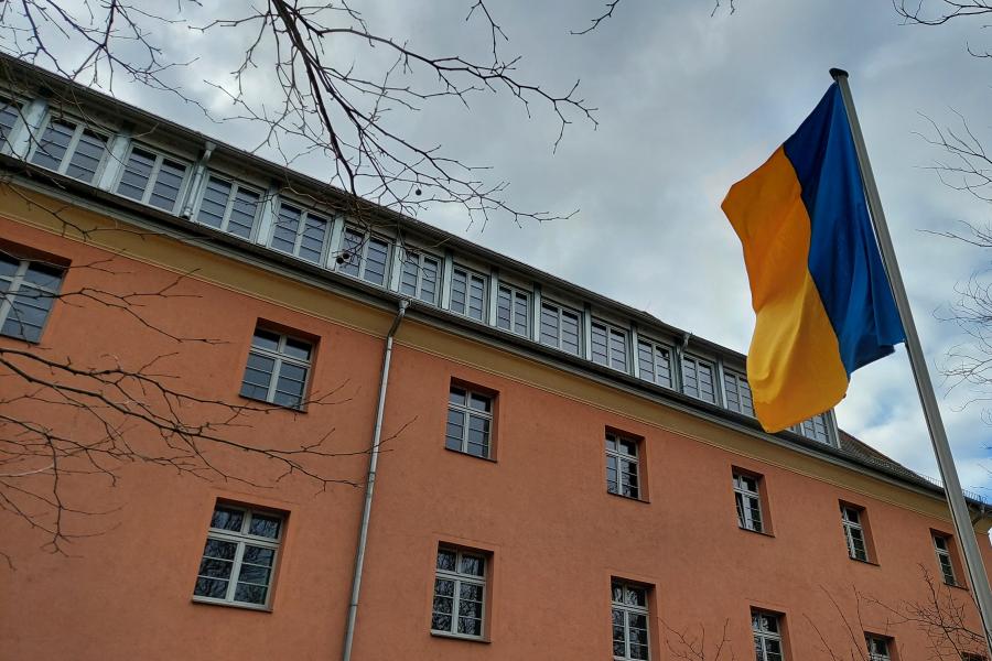 Ukraine-Flagge vor dem technischen Rathaus in Jena