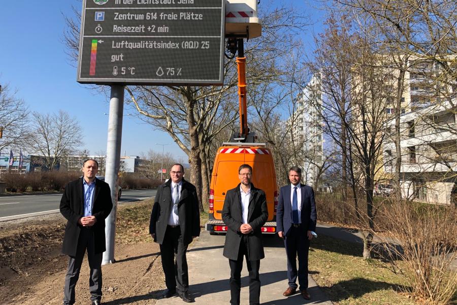 Viele Männer unter einer Anzeigetafel
