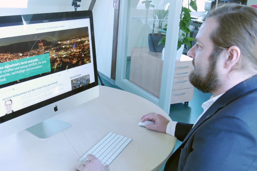 Bürgerbeteiligungs-Koordinator Kai Ostermann gewährt einen Einblick in die Informationsseite zum Smart City Jena Projekt, die unter smartcity.jena.de zu finden ist.