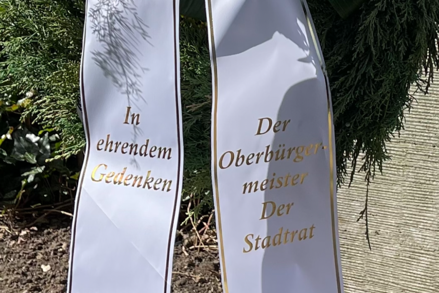 Schleifen eines Gedenkkranzes