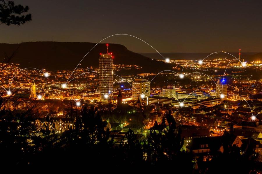 Skyline von Jena bei Nacht, Lichtbögen verbinden einzelne Teile der Stadt