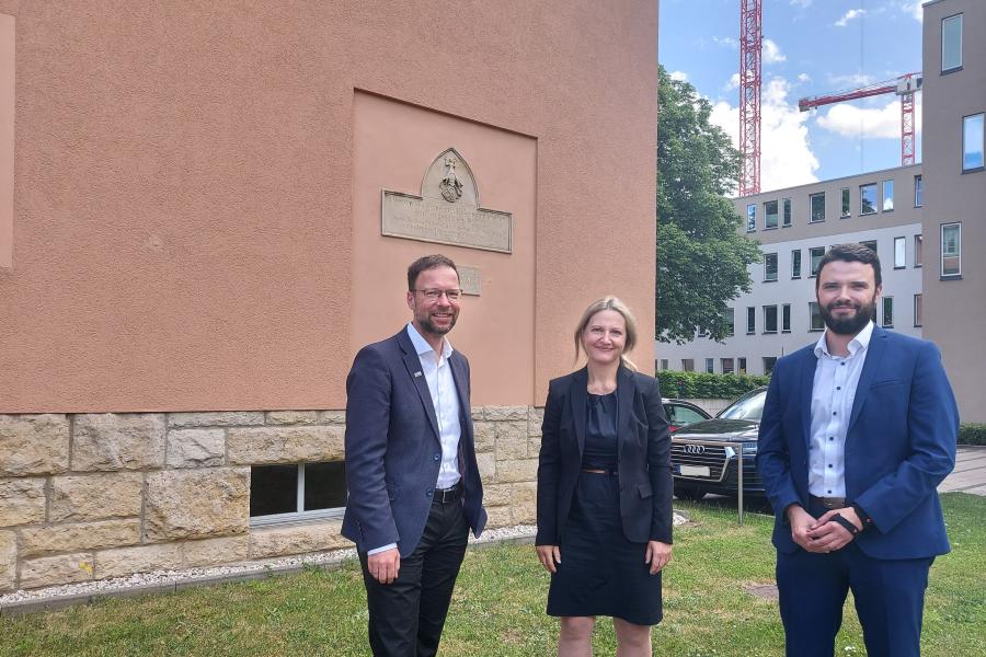 Oberbürgermeister Thomas Nitzsche, die neue Werkleiterin bei KIJ, Beate Wachenbrunnen und Finanzdezernt Benjamin Koppe