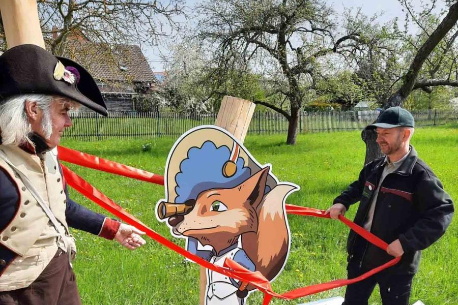 Ein als Napoleon verkleideter Mann und ein weiterer Mann mit dem Symbol von Natura Jenensis, dem Fuchs