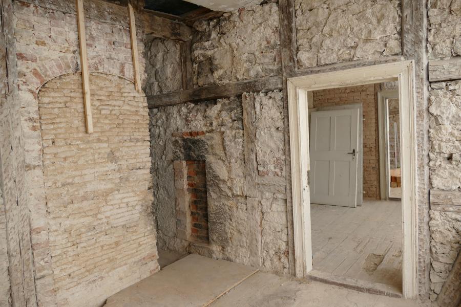 Ein Innenraum eines alten Hauses in Sanierung