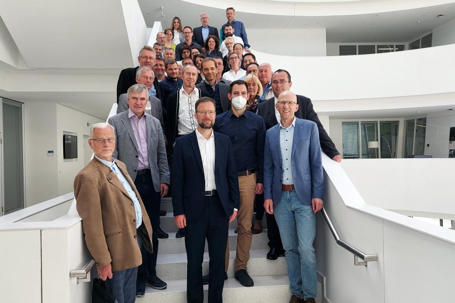 Eine Gruppe von Menschen auf einer Treppe in einem Bürogebäude